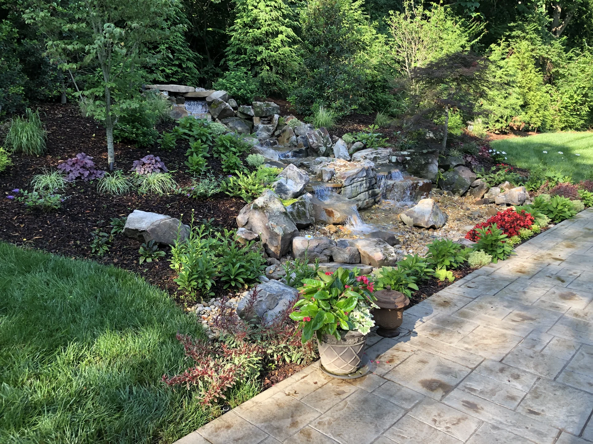 Pretty landscape bed integrated with healthy lawn in Brentwood TN — Mr. Lawn Care