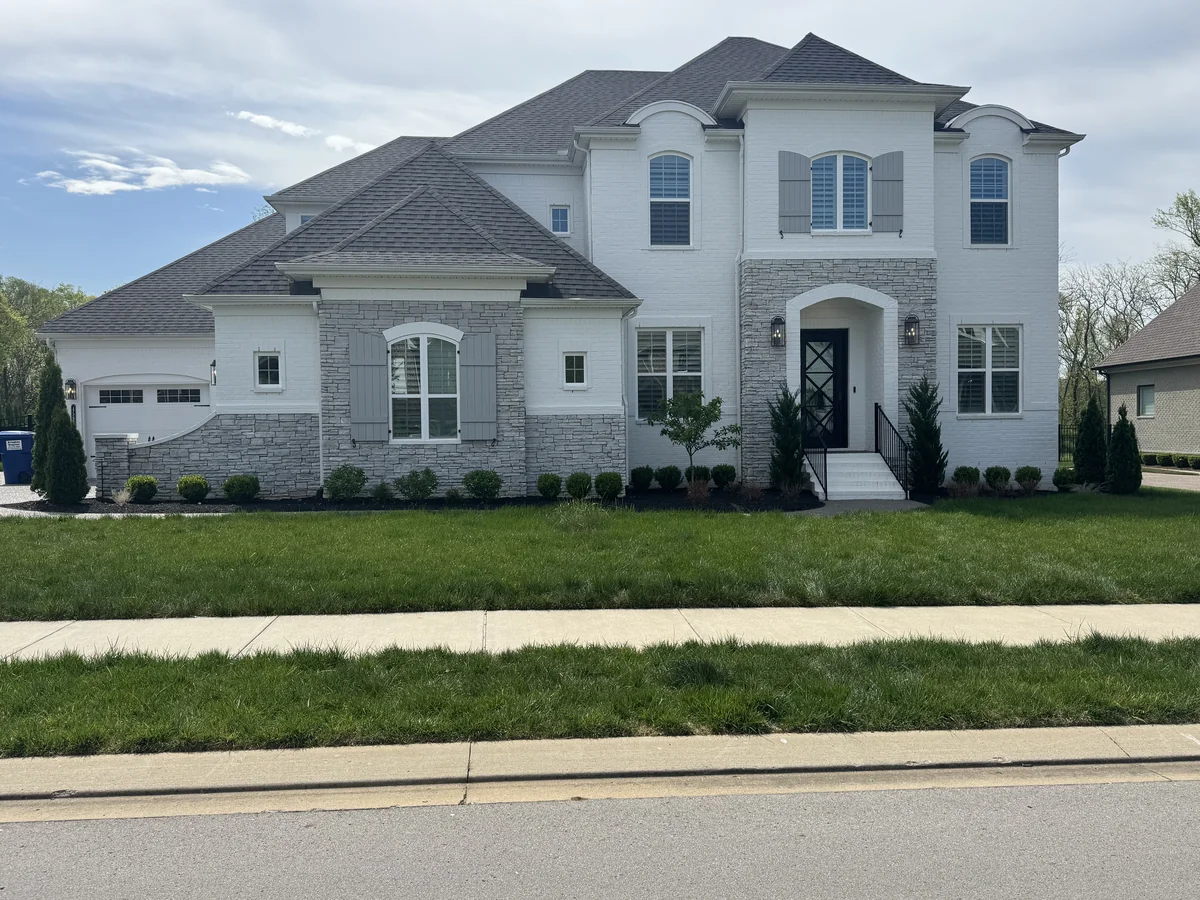 Manicured Green Lawn in Front of White House in Arrington — Mr. Lawn Care, Middle Tennessee lawn treatment